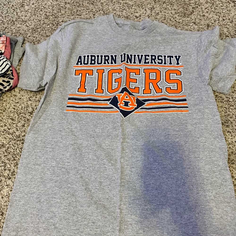 Auburn University T- Shirt, size medium